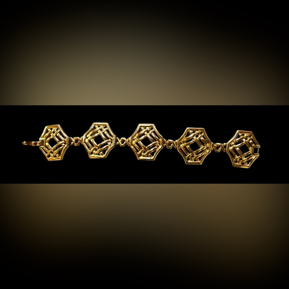 ⭐️Monet gold tone statement medallion link bracelet Signed, Vintage 7 inch⭐️